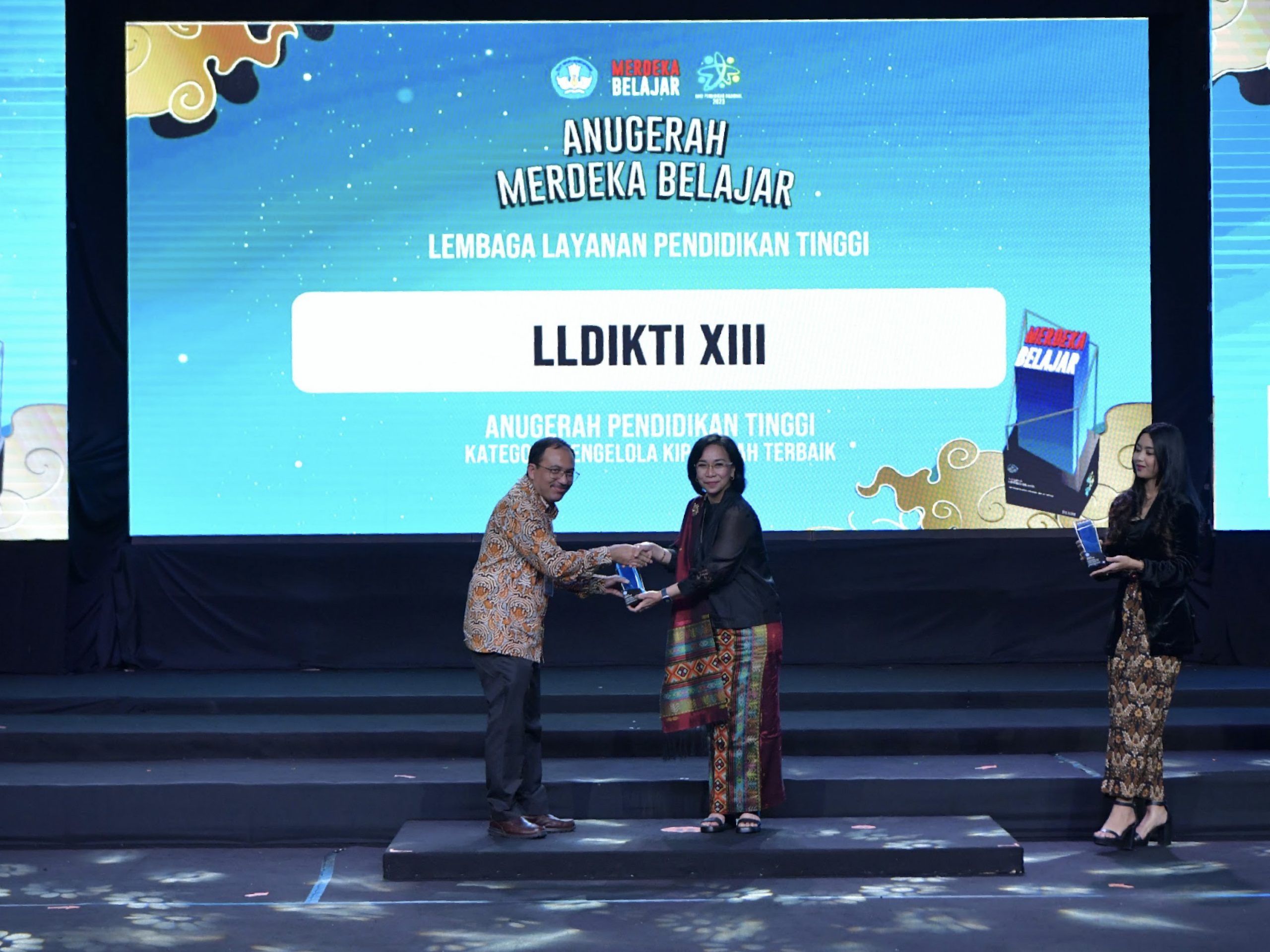 LLDikti Wilayah XIII Meraih Penghargaan Pengelola KIP Kuliah Terbaik pada Anugerah Merdeka Belajar Tahun 2023