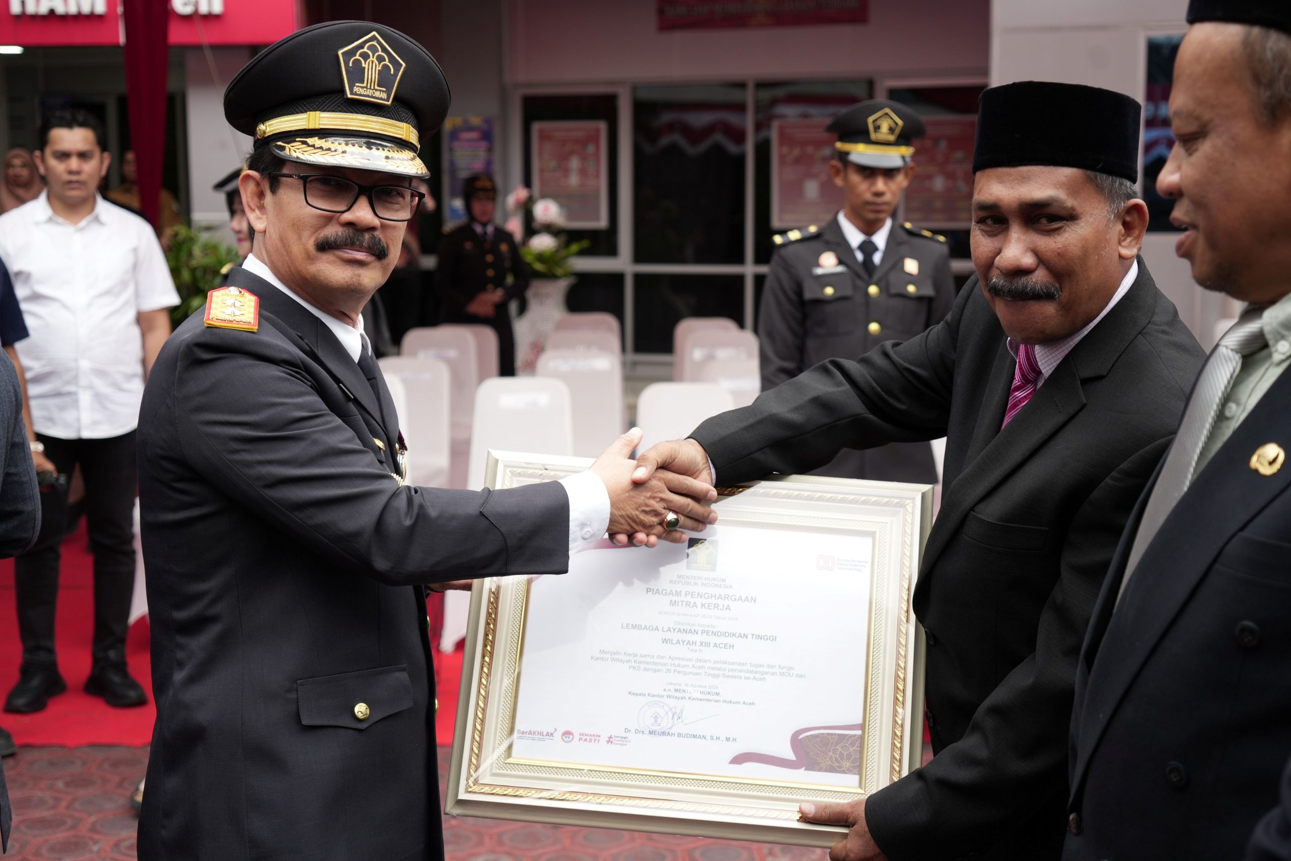 Menerima Penghargaan dari Kanwil Kemenkum Aceh, LLDikti XIII Hadiri Upacara Hari Pengayoman ke-80